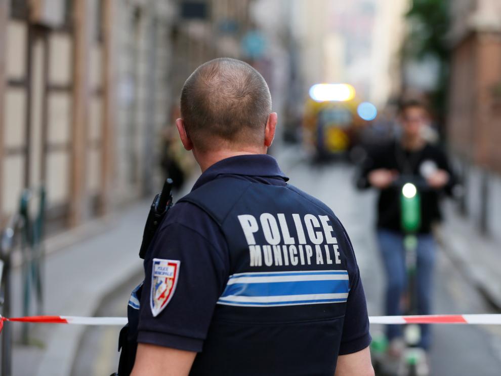 Un policía de Lyon patrulla las calles tras la explosión registrada en el centro de la ciudad.
