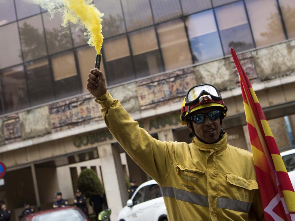 Uno de los trabajadores de Sarga, ayer frente a la Consejería de Desarrollo Rural