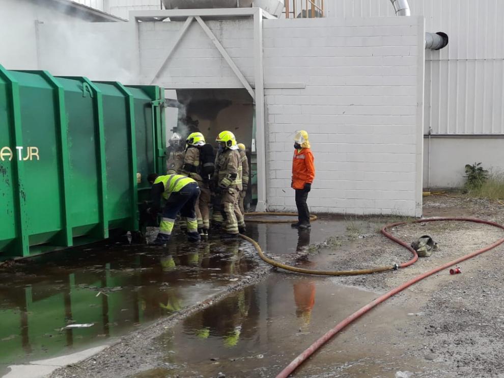 Los Bomberos trabajando en las labores de extinción en la empresa Saica.