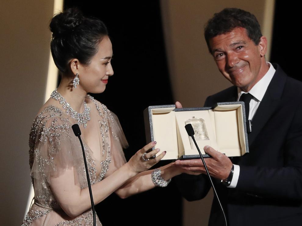 Antonio Banderas recogiendo el premio a mejor actor en el festival de Cannes