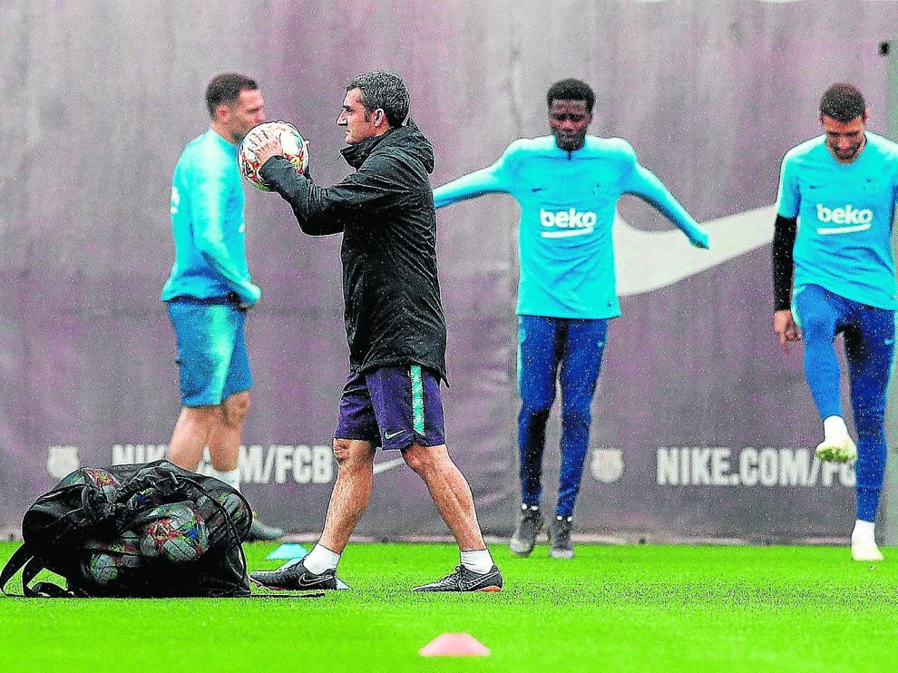 Ernesto Valverde, técnico del Barcelona, durante el entrenamiento de ayer del conjunto azulgrana.