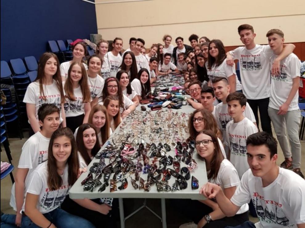 Los jóvenes participantes recogieron en Pina de Ebro móviles y gafas usadas.