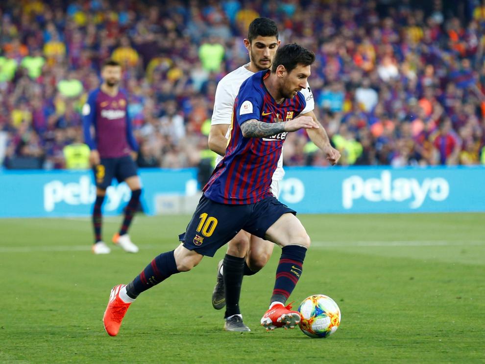 Messi y Guedes durante la final de Copa del Rey entre el Barcelona y el Valencia.