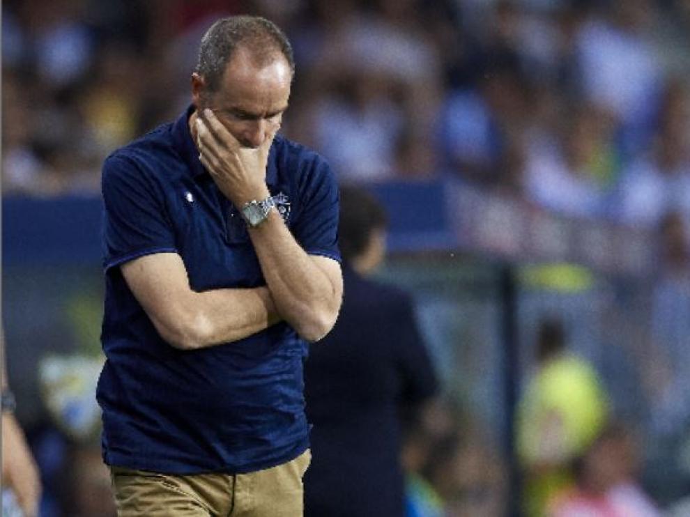 Víctor Fernández, en un gesto que no necesita explicaciones, en el partido de este viernes en Málaga durante la segunda parte.