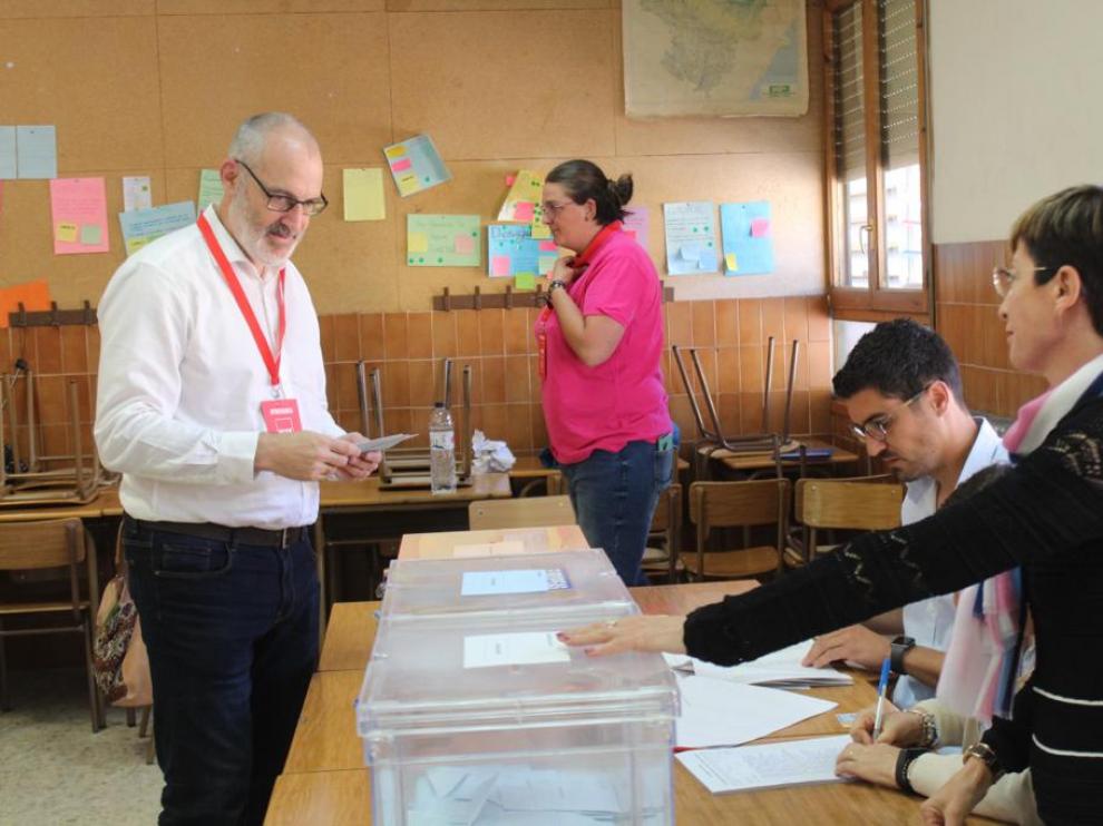 El alcalde de Monzón y candidato socialista Álvaro Burrell ha votado esta mañana en el colegio Salesianos.