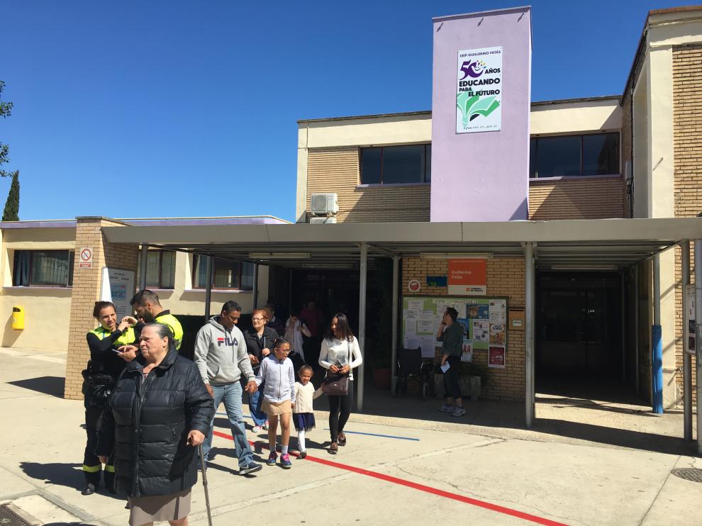 Cientos de habitantes de Santa Isabel han votado este domingo en el colegio Guillermo Fatás.