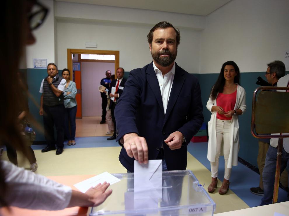 Iván Espinosa de los Monteros (Vox), votando en Madrid.