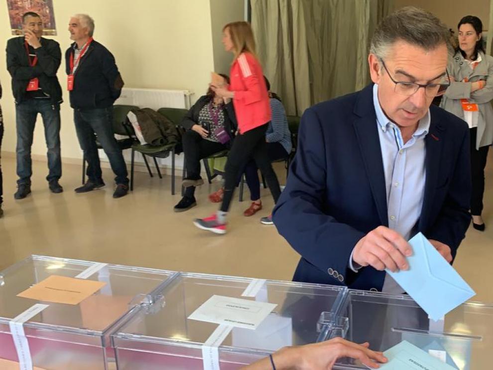 Luis María Beamonte esta mañana durante la votación en Tarazona.