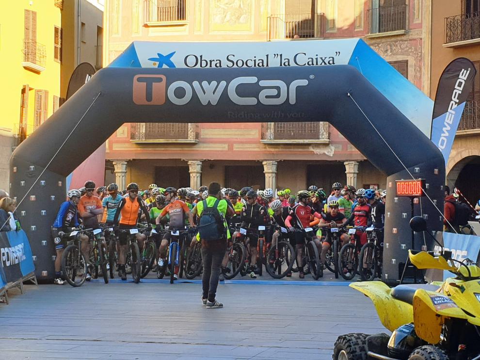 Momento de la salida de la prueba desde la plaza Mayor de Graus.