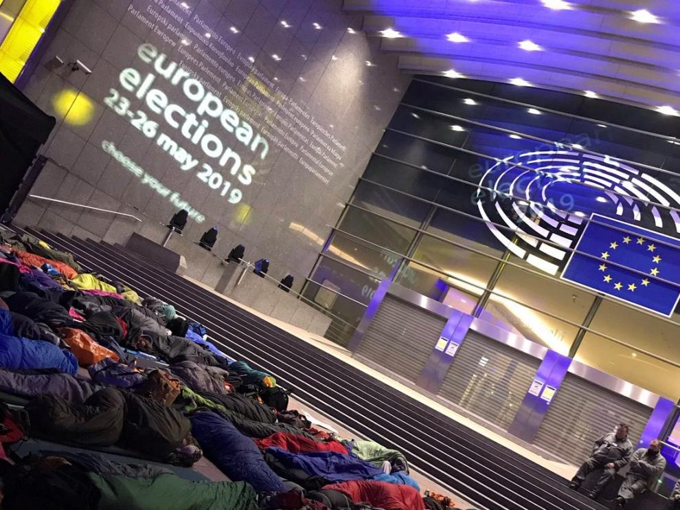 Un grupo de estudiantes permanecerá 24 horas frente a la Eurocámara hasta que se cierren esta noche los colegios.