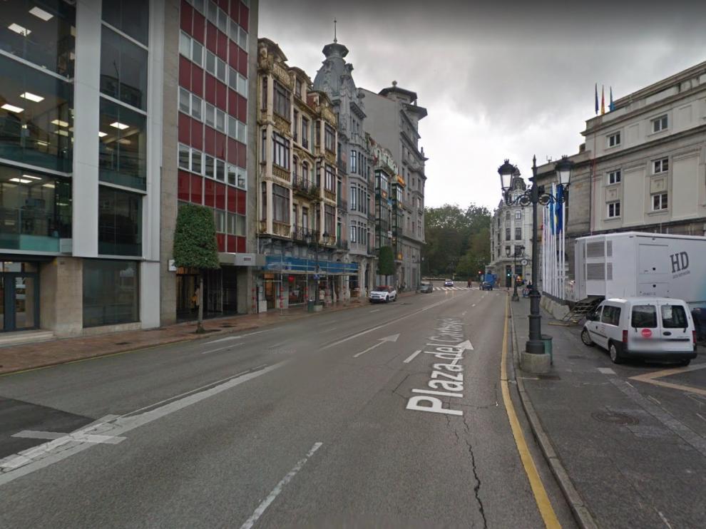 Una imagen de la calle Argüelles, en Oviedo, donde se ha producido esta madrugada el atropello mortal de un hombre.
