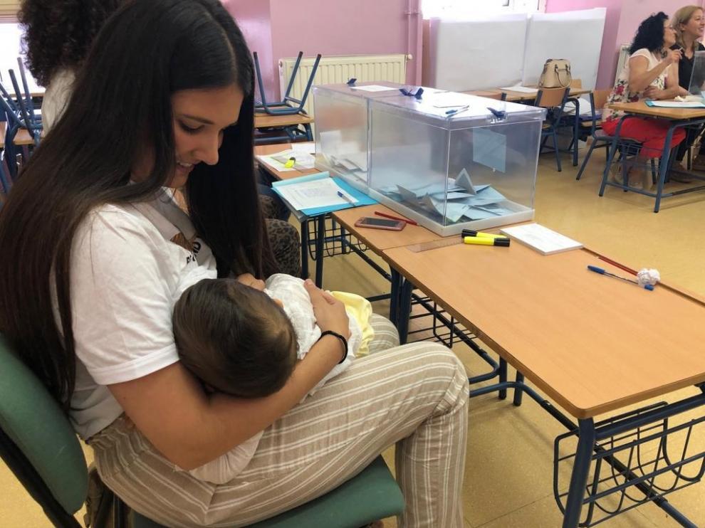 Una presidenta de mesa amamanta a su hijo al no aceptar la Junta su recurso