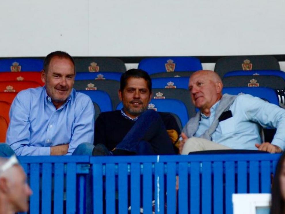 Víctor Fernández y José Luis R. Loreto, junto a Ramón Lozano, en La Romareda durante el partido RZD Aragón-Arandina en la tarde de este domingo.