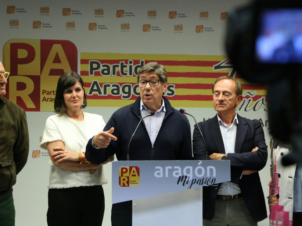 Arturo Aliaga, en el centro, comparece en la noche electoral junto a Elena Allué, a la izquierda.