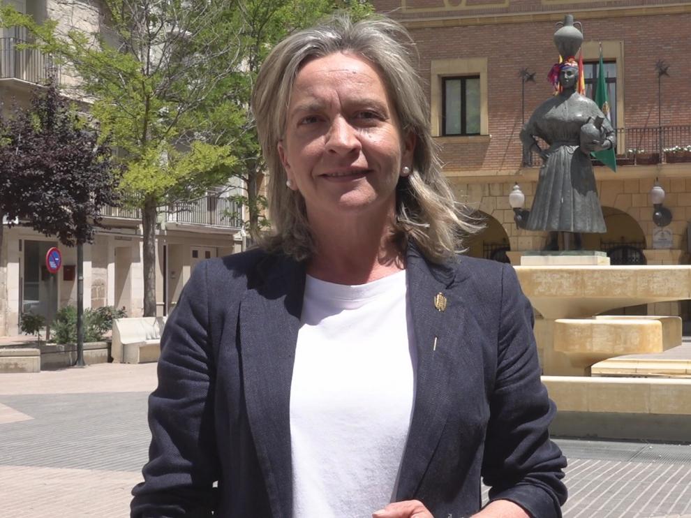 Tras el respaldo obtenido, Carmen Costa posa sonriente junto a la imagen de la Fragatina