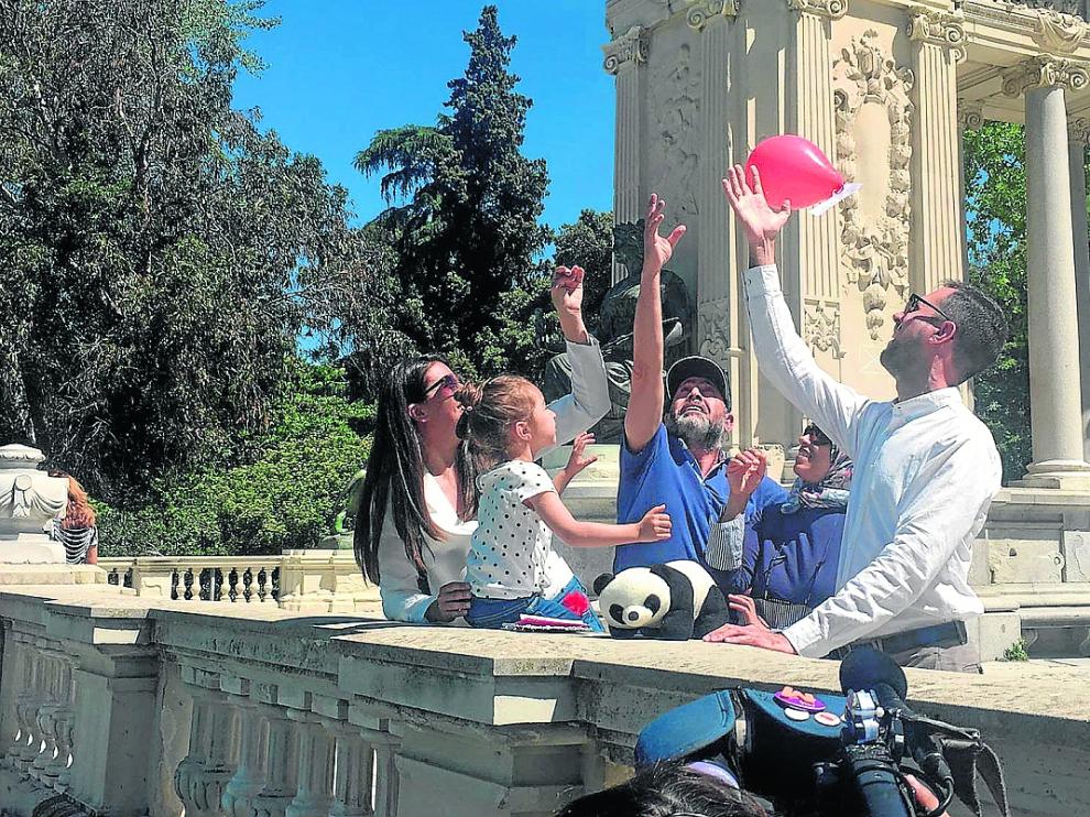 Chuma Sahún y Abdelati Hayari se reunieron con sus respectivas familias en el Retiro de Madrid.