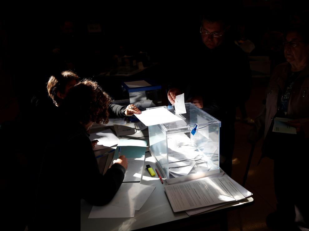 Votaciones, ayer, en un colegio electoral.