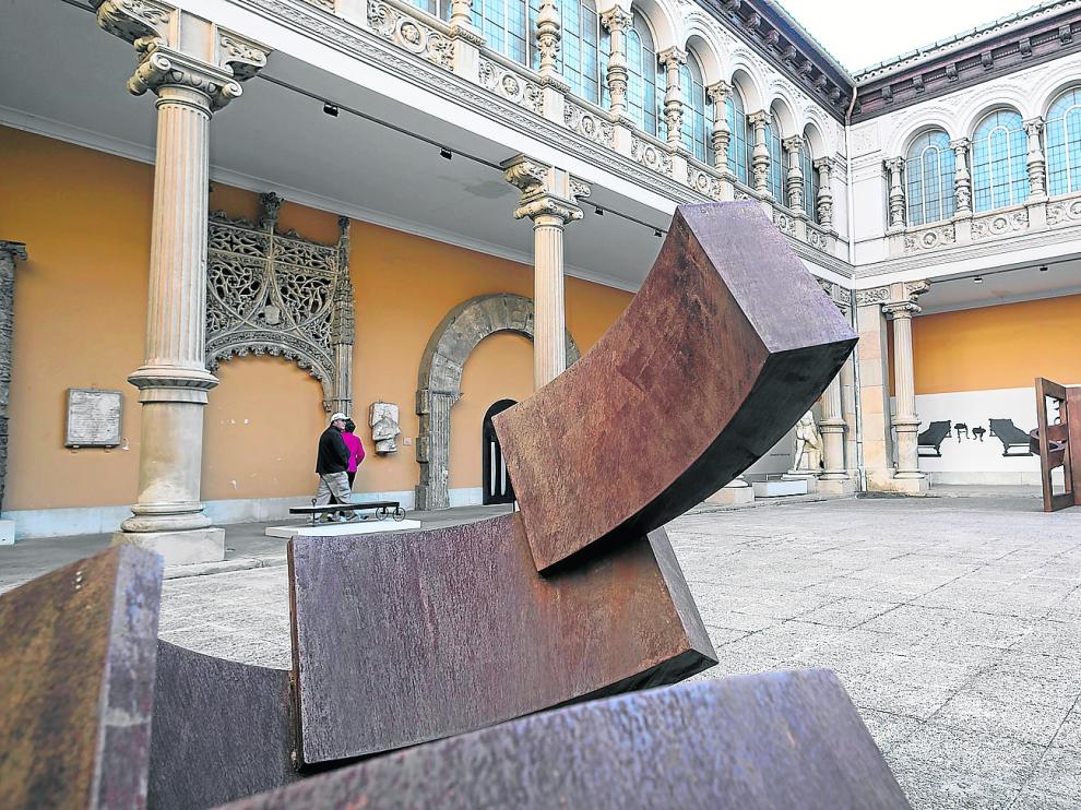 Exposición en el patio interior del Museo de Zaragoza.