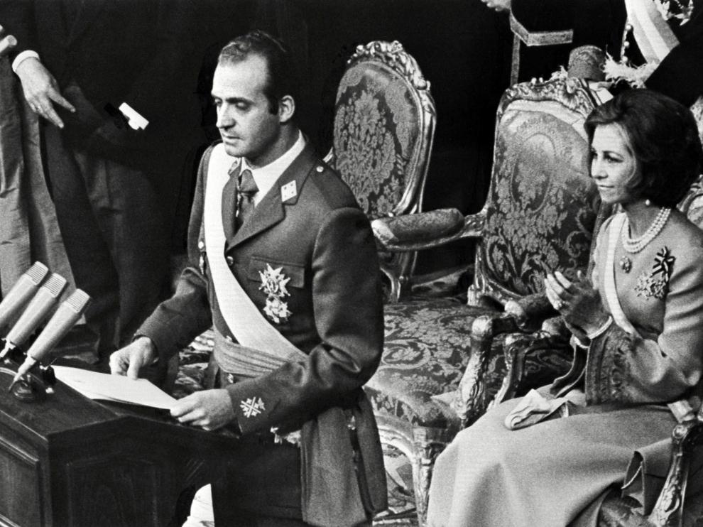 (FILES) -- A file photo taken in February 1976 shows King Juan Carlos of Spain and his wife Queen Sophia of Greece, playing with their children Crown Prince Felipe, 8, and daughter Elena, 12, in Zarzuela Palace in Madrid. Spanish King Juan Carlos will abdicate in favour of his son Prince Felipe, the nation announced on June 2, 2014, ending a 39-year reign that ushered in democracy but was was later battered by royal scandals. The 76-year-old monarch, crowned in November 1975 after the death of General Francisco Franco, is stepping down dogged by health woes and with his popularity deeply eroded by scandals swirling around him and his family. AFP PHOTO SPAIN-ROYALS-ABDICATE-POLITICS-FILES