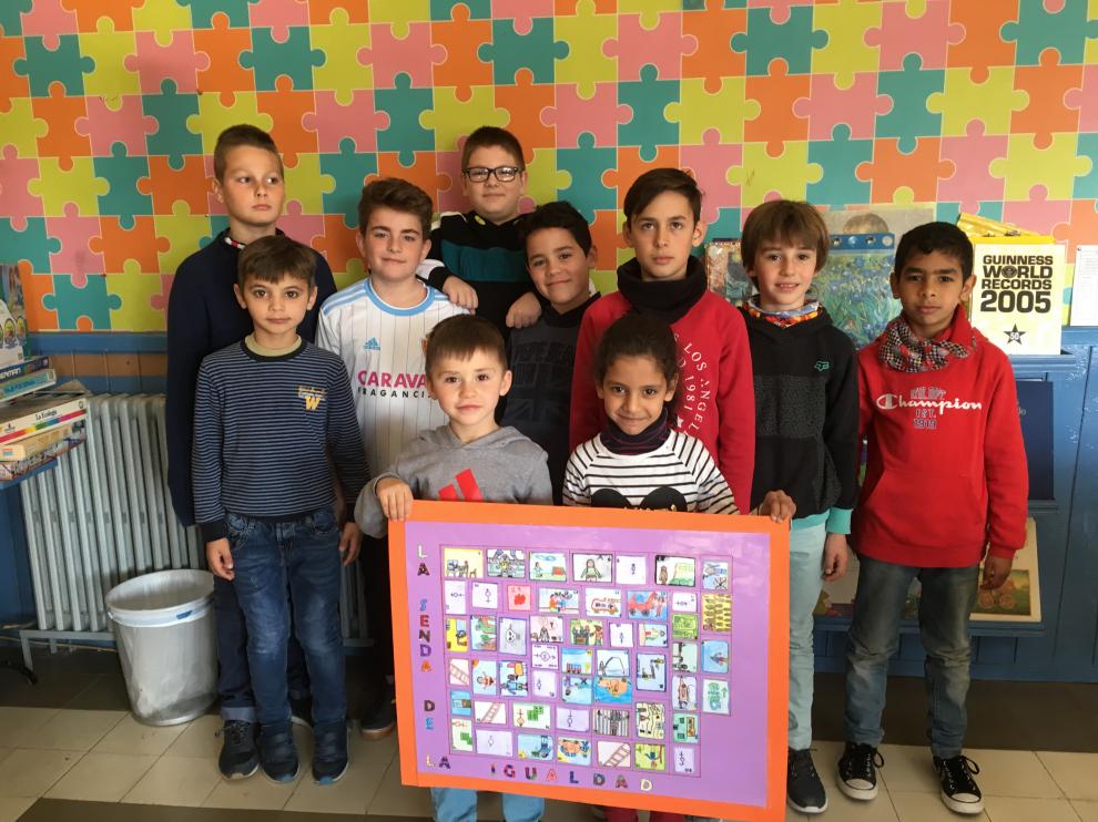 El equipo de escolares que ha diseñado ‘La senda de la igualdad ’ muestra el tablero de juego