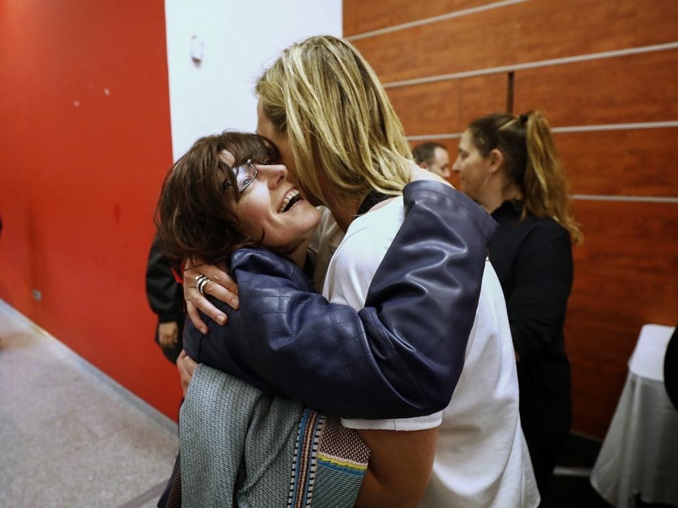 Isabel García, socialista zaragozana que fue elegida este domingo europarlamentaria, se abraza a la consejera de Economía, Marta Gastón.