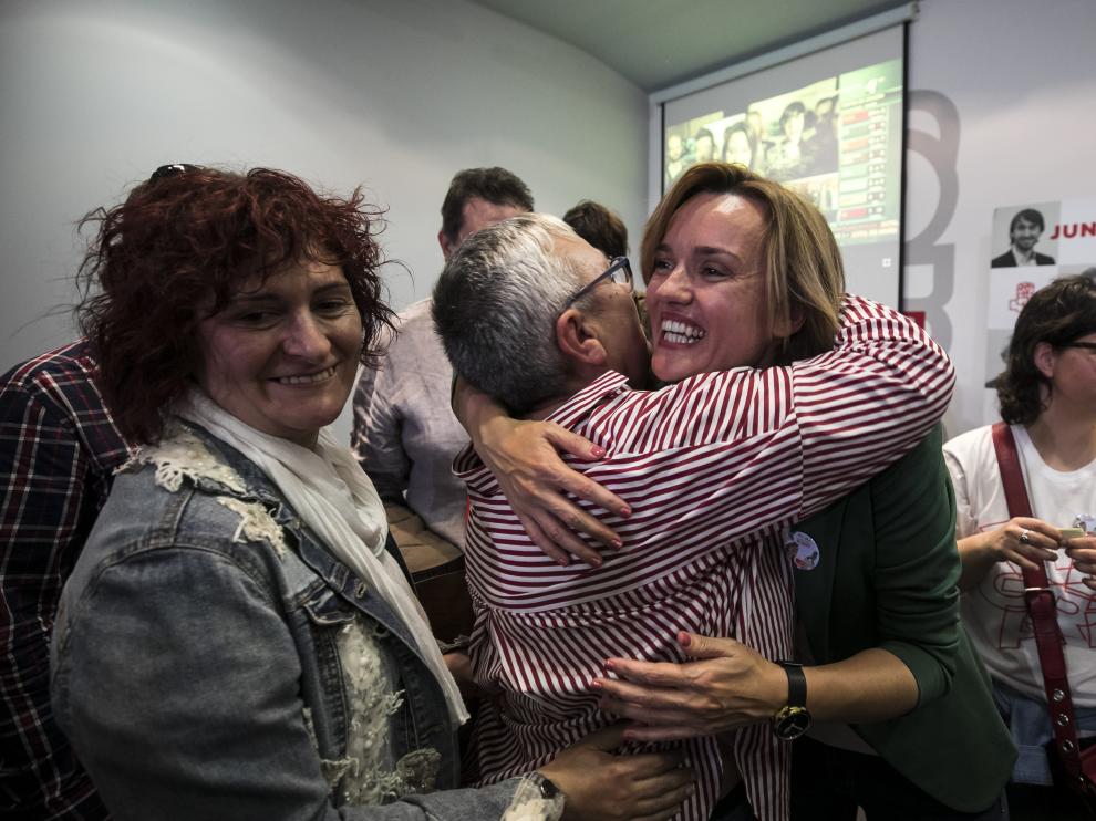 Varios militantes fecilitaron anoche a Pilar Alegría tras su victoria en las elecciones municipales