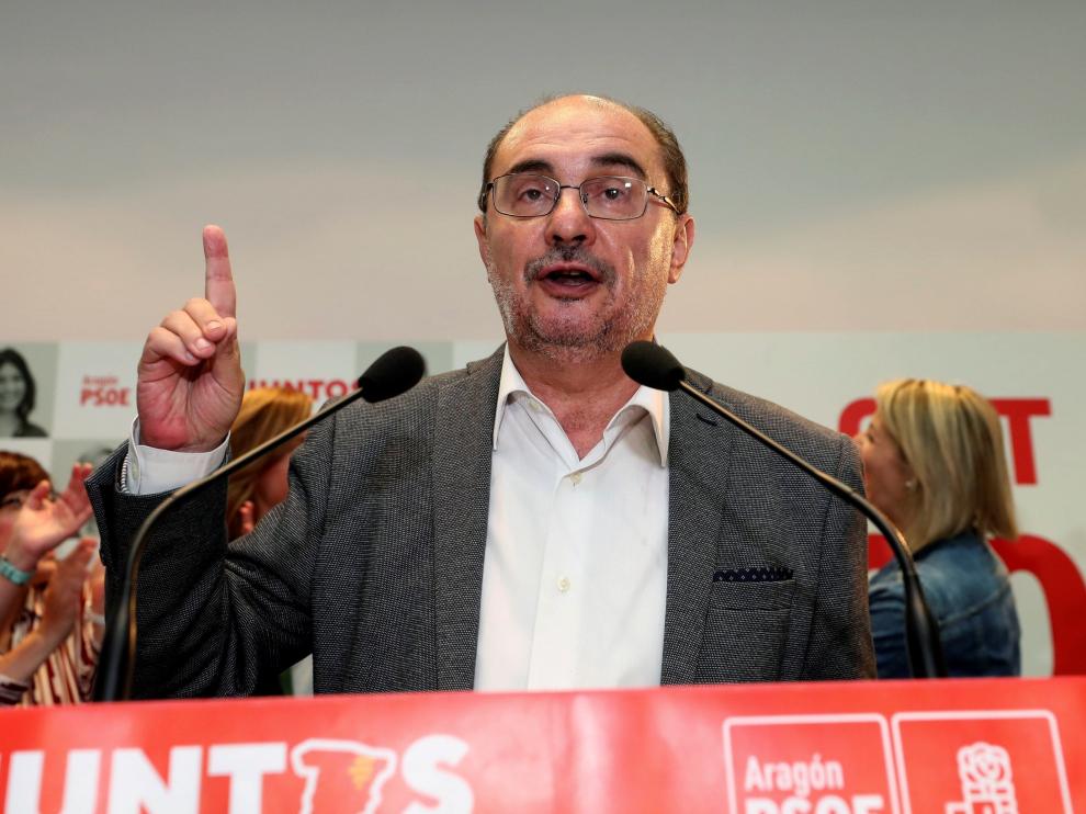 El socialista Javier Lambán se dirige a sus afiliados tras la victoria de su partido este domingo.