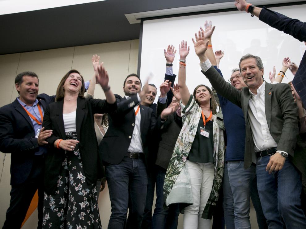 Los candidatos de Cs en Aragón celebrando los resultados de madrugada en el hotel Zentro de Zaragoza.