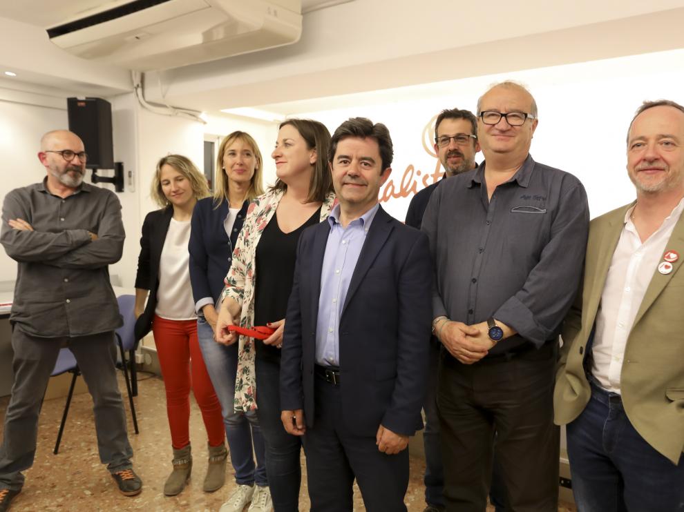 Luis Felipe, con miembros de su candidatura, poco después de conocer unos resultados que no le garantizan gobernar.