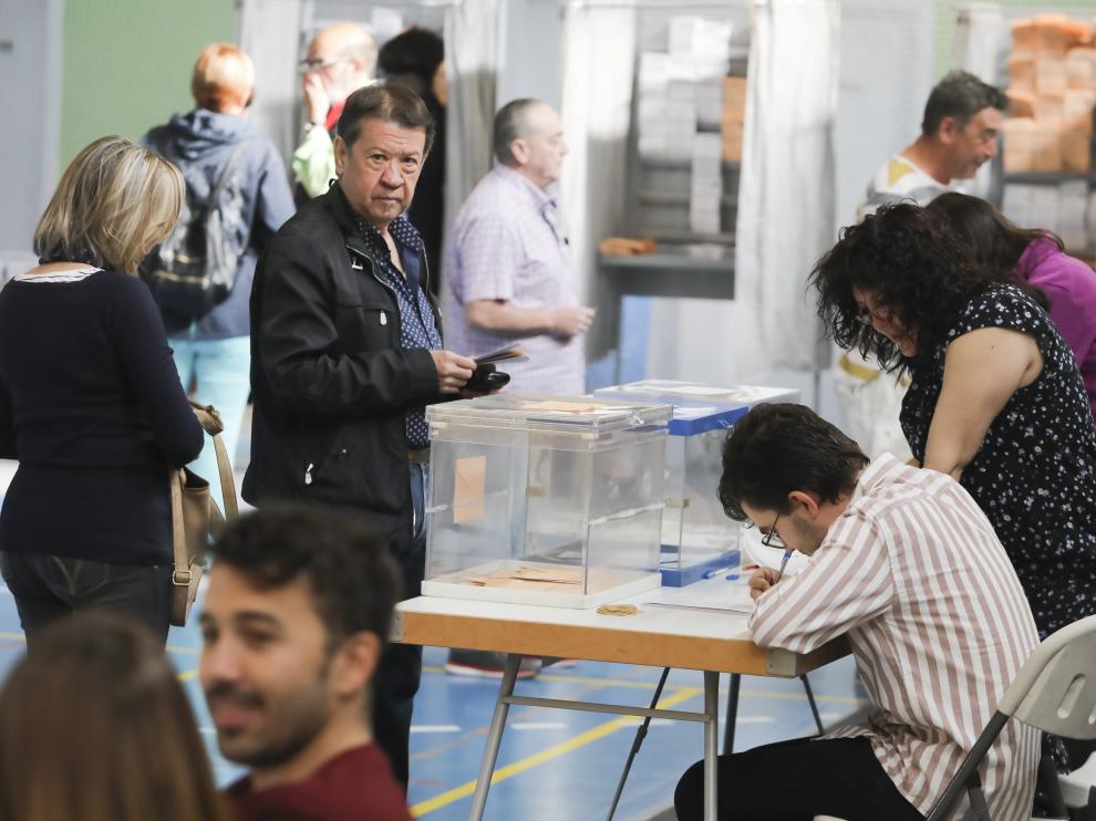 Mesa electoral en el colegio Sancho Ramírez de Huesca