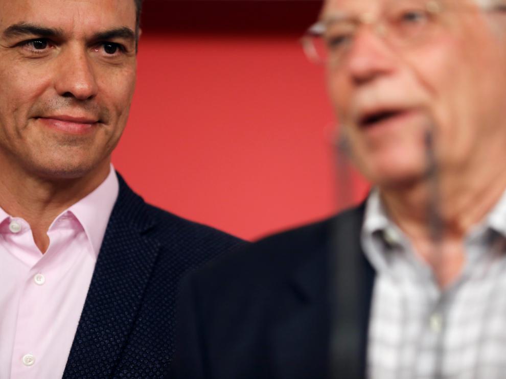 Pedro Sánchez y Josep Borrell en la sede del PSOE en Madrid