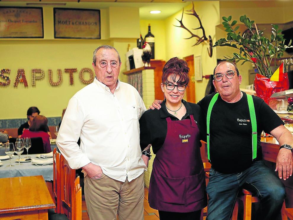 Pepe Rodrigo, Michaela Ungureanu y José Mari Aso, en la taberna Saputo.