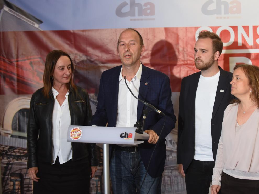 Carmelo Asensio, candidato de CHA a la alcaldía de Zaragoza, en la sede del partido ayer tras conocer los resultados