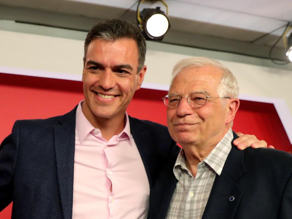 Pedro Sánchez, con el cabeza de lista del PSOE a las europeas, Josep Borrell.