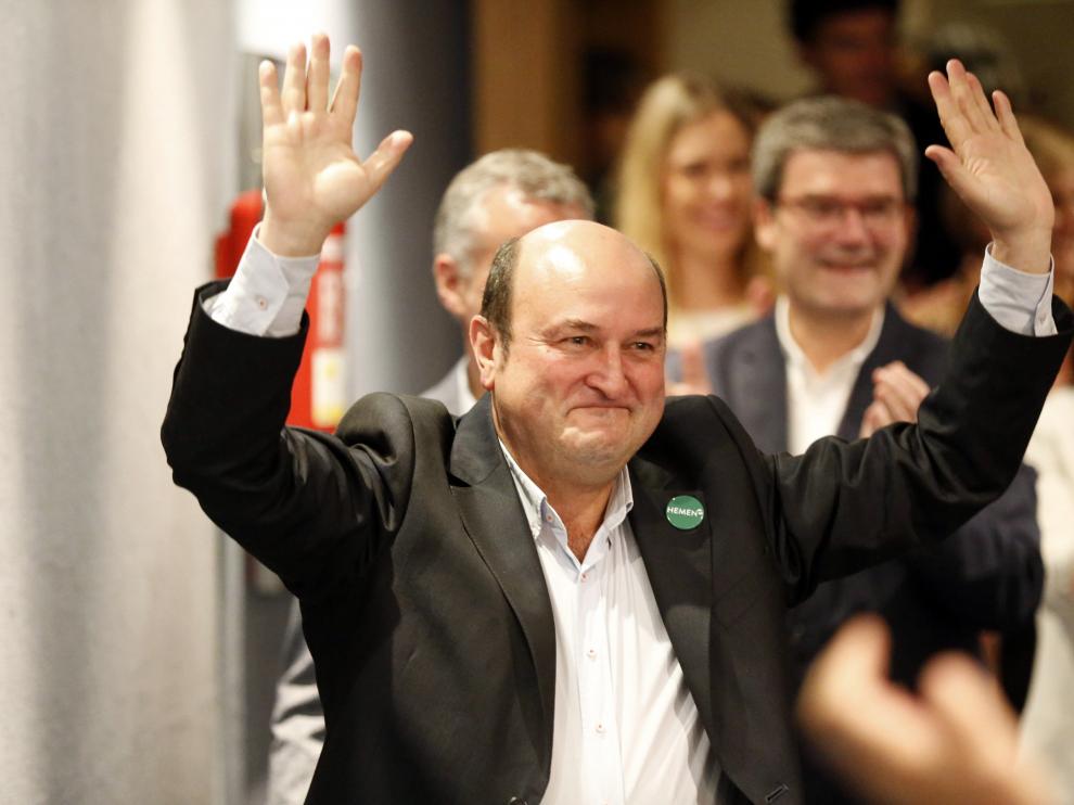 GRAFCAV4777. BILBAO, 27/05/2019.- El presidente del PNV Andoni Ortuzar celebra los resultados obtenidos en la elecciones del 26/M esta noche en la sede social del PNV, en Bilbao. EFE/Luis Tejido. Valoraciones noche electoral PNV