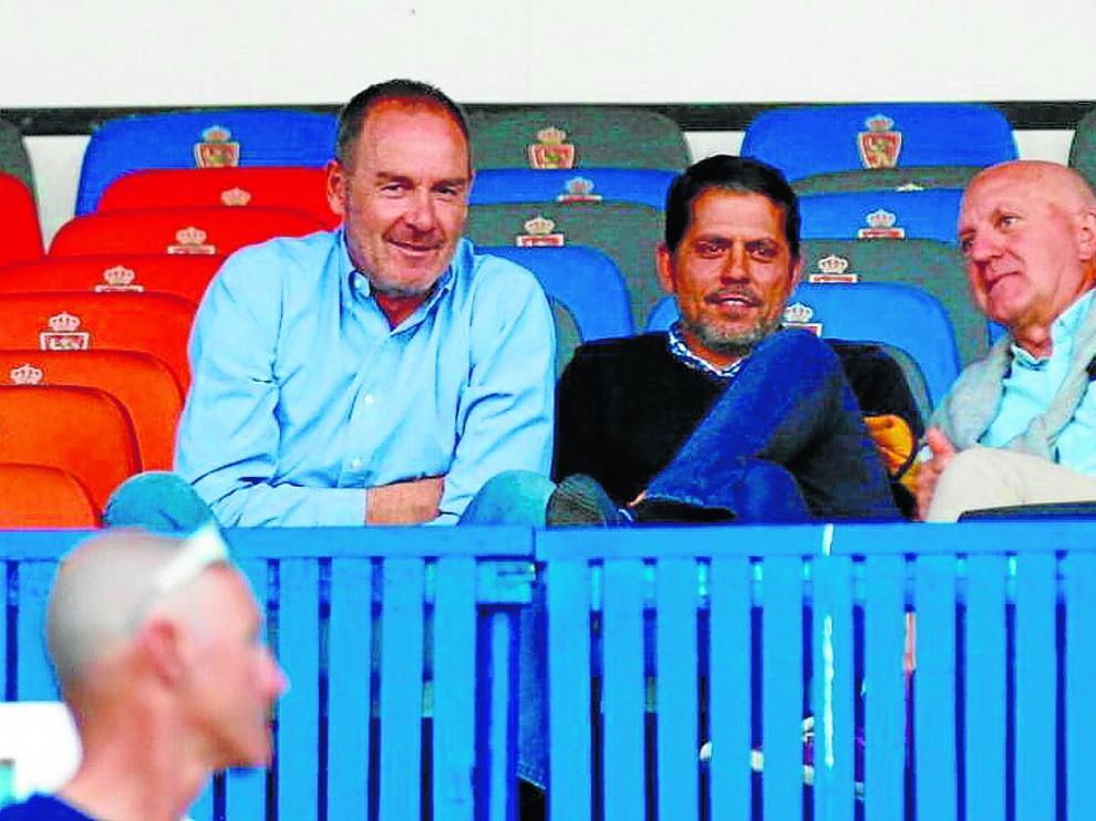 Víctor Fernández, acompañado de su ayudante Loreto y de Ramón Lozano, director de la cantera, ayer en La Romareda viendo al filial