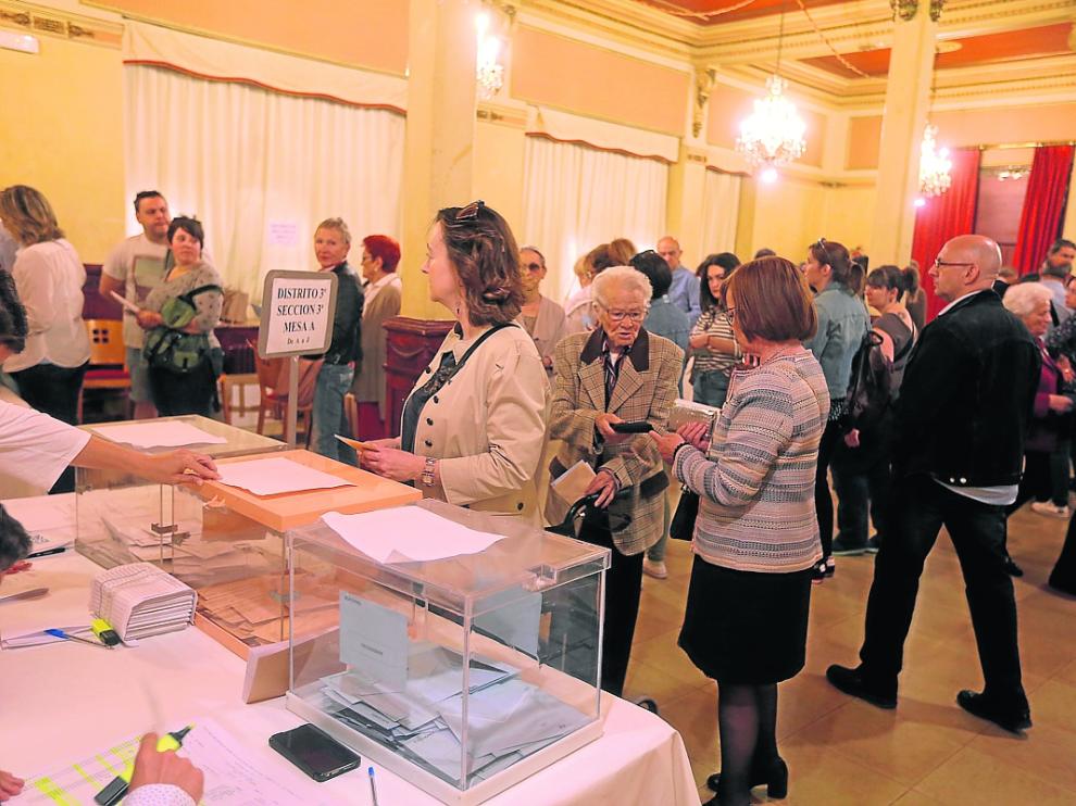 Ambiente en el colegio electoral del Círculo Oscense de Huesca el domingo por la mañana.