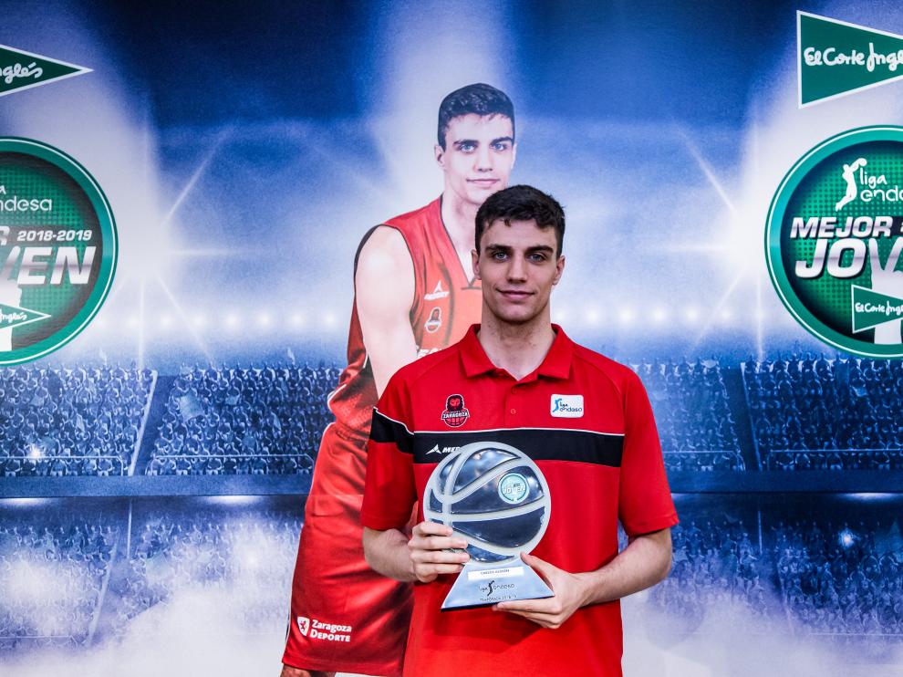 Carlos Alocén, con el galardón que le acredita como mejor joven de la Liga Endesa.
