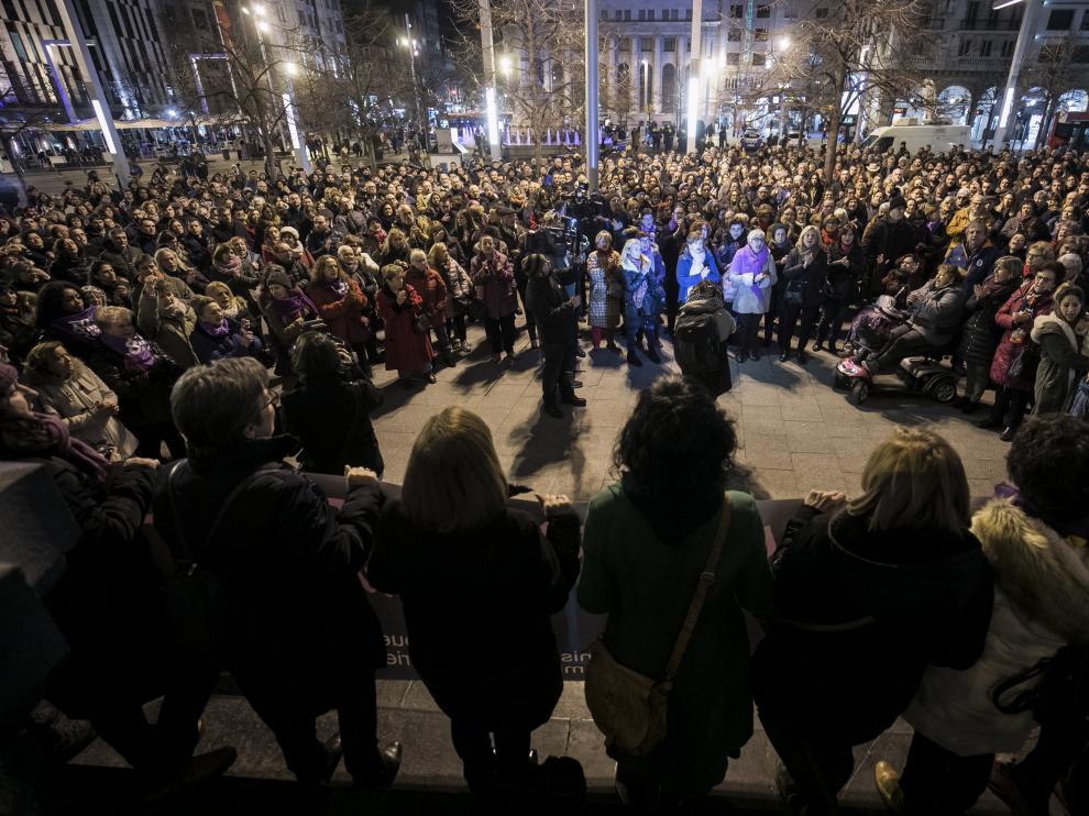 Concentración en la plaza de España de Zaragoza contra el asesinato machista de una abogada.