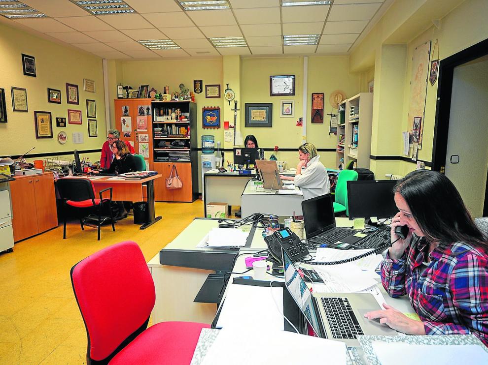 El equipo humano de la Fundación Bodas de Isabel de Segura, trabajando ayer en las oficinas