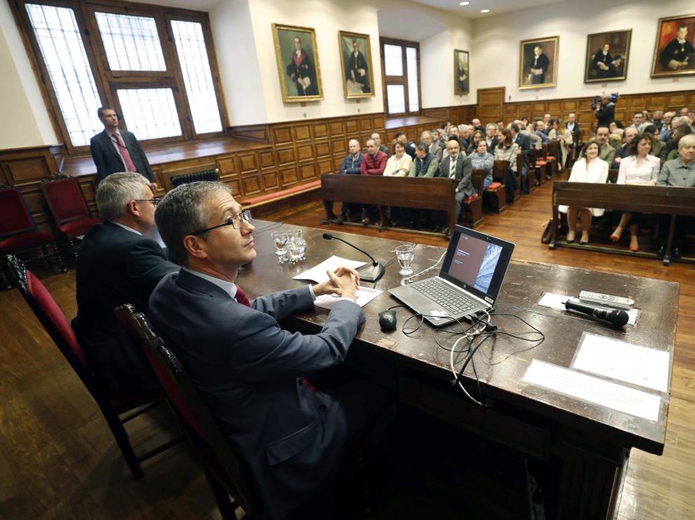 El gobernador del Banco de España durante una conferencia en Oviedo