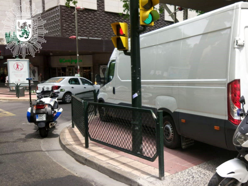 La furgoneta aparcada sobre la acera en el Paseo de Sagasta.