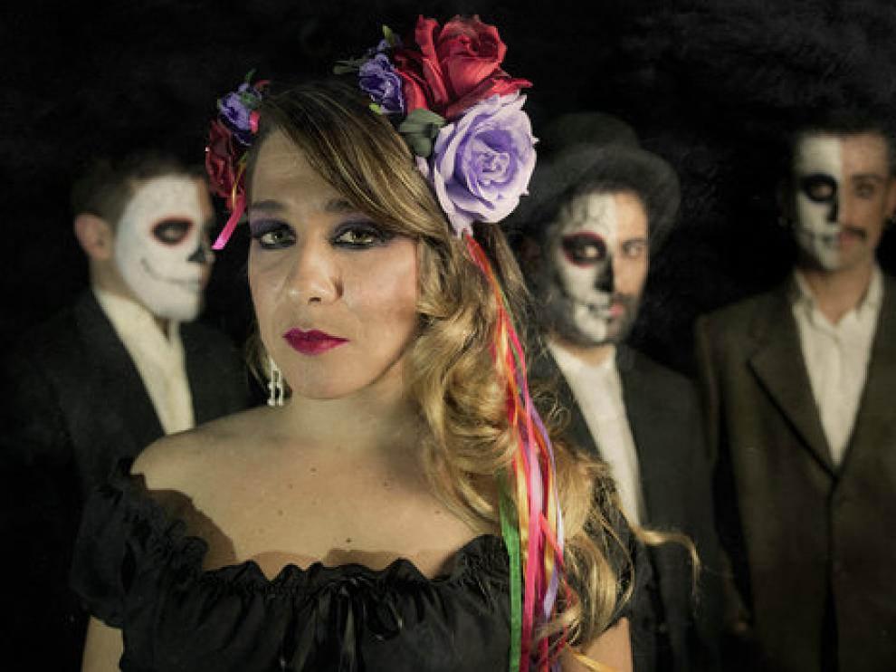 Viki Lafuente, junto a parte del equipo de 'Frida Kahlo: viva la vida'.