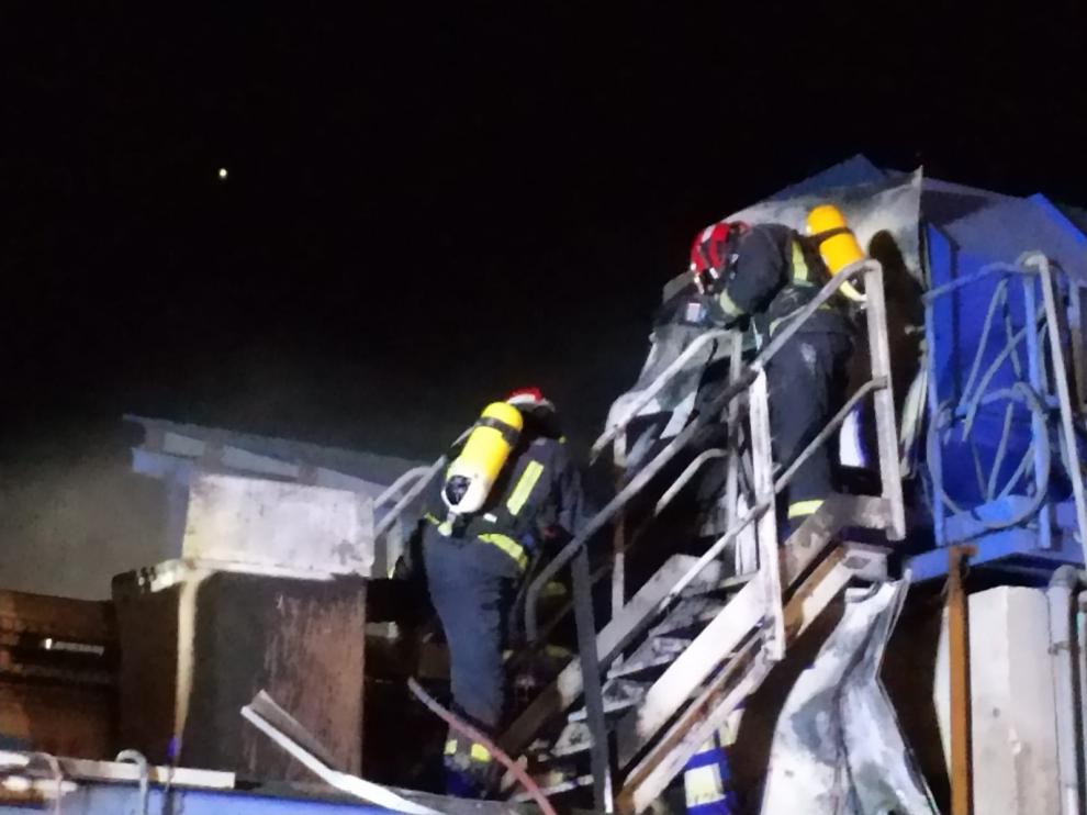 El fuego se ha originado esta madrugada. Los Bomberos de la DPT lo han extinguido sin que haya que lamentar daños personales.