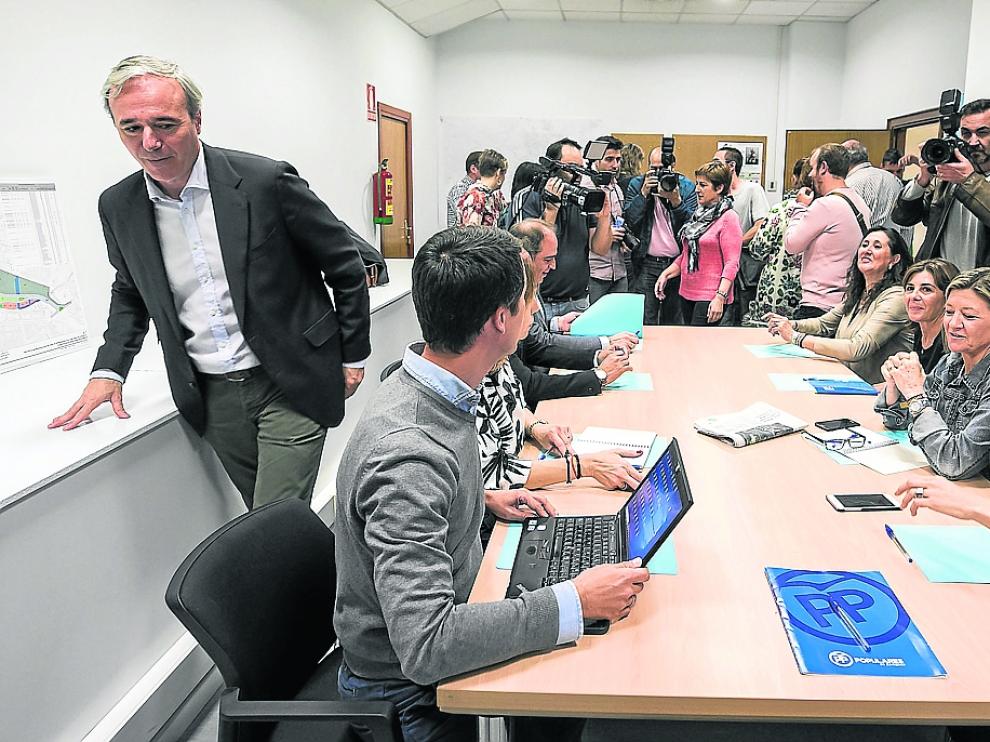 Jorge Azcón reunió ayer al nuevo equipo de ediles del PP, con la presencia el exconcejal Pedro Navarro.