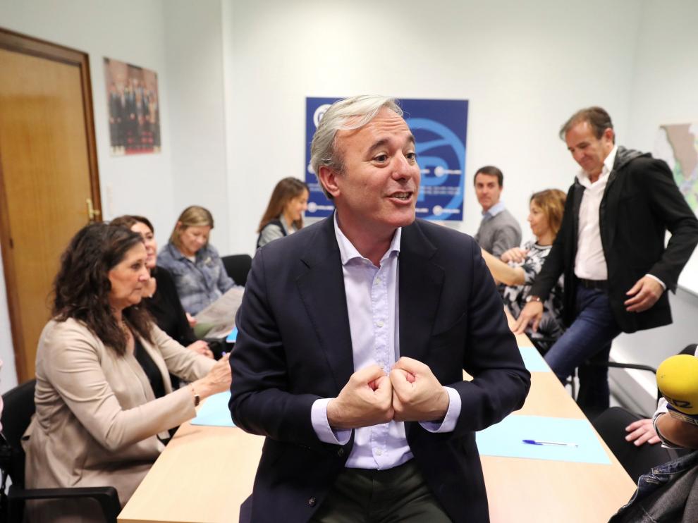 Jorge Azcón atiende a los medios antes de la primera reunión de trabajo tras las elecciones.