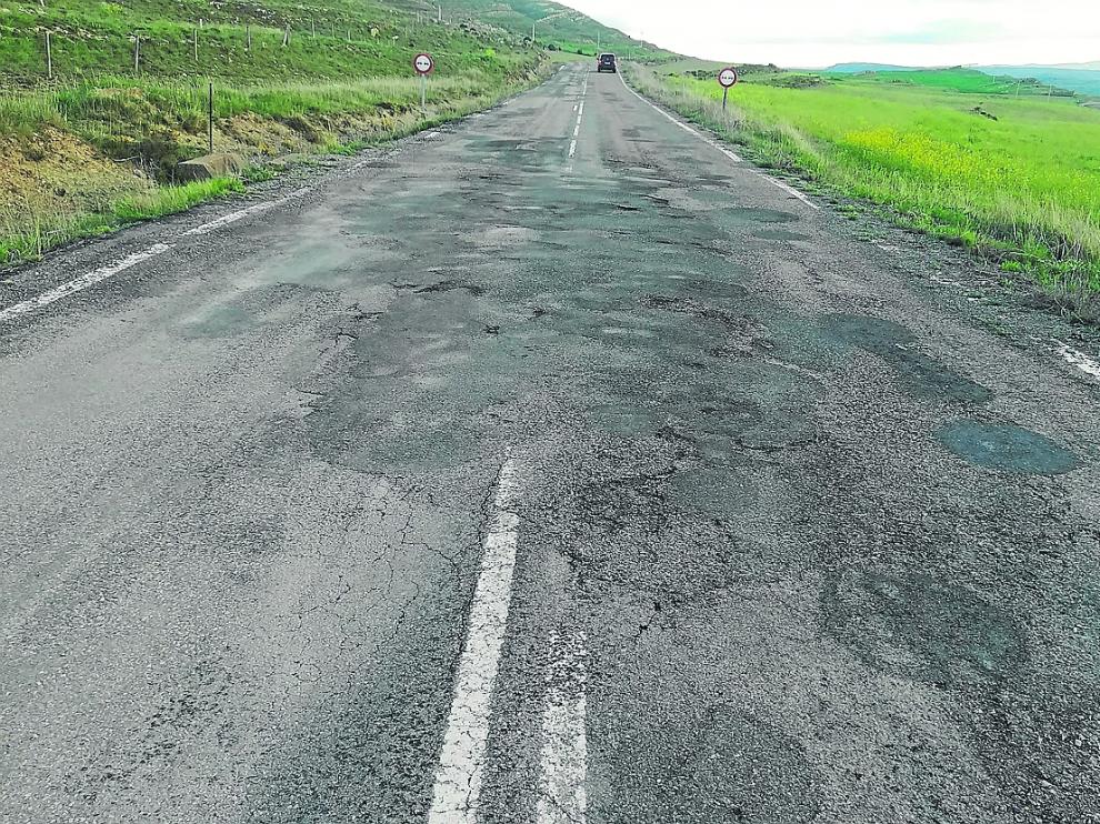 La carretera entre Aliaga y Camarillas –en la foto–, con el firme parcheado y la señalización borrada.