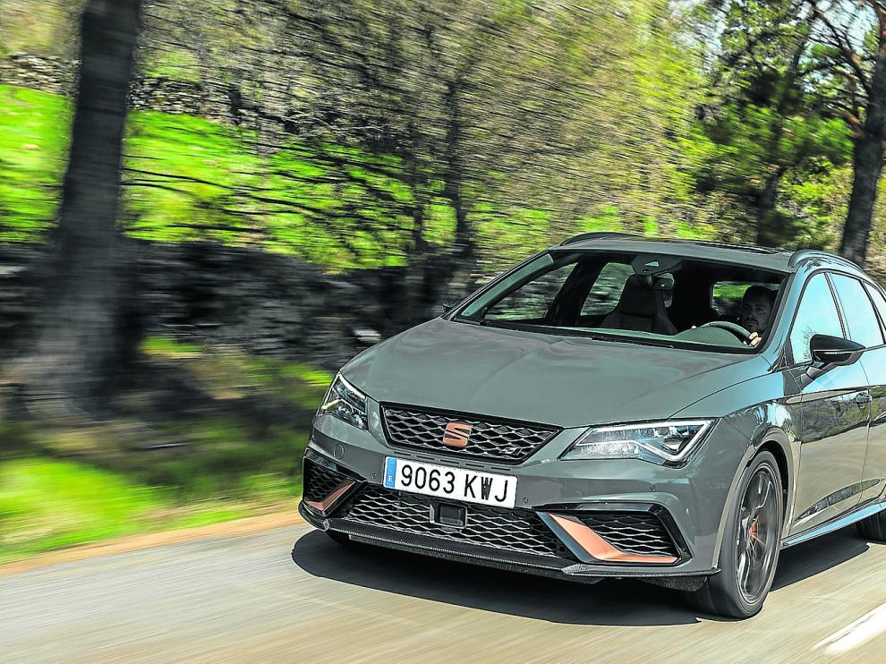 La carrocería familiar de esta versión especial ST R incluye detalles en color bronce que identifican a los productos Cupra.