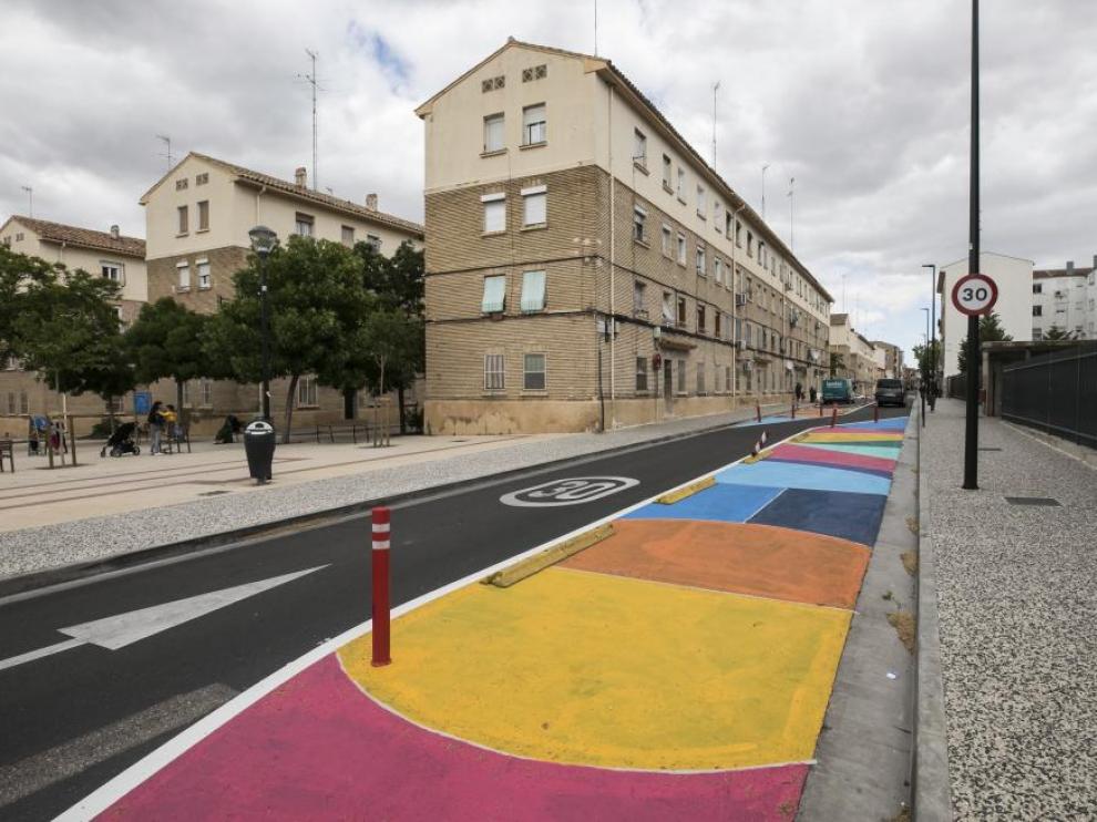 Chicanes pintadas de colores en la calle de Antonio Leyva del barrio del Oliver de Zaragoza.