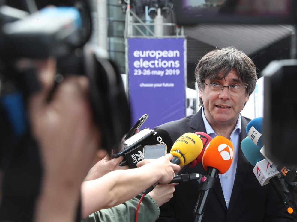 Former Catalan President Carles Puigdemont talks to the media during European Parliament Elections, outside EU Parliament, in Brussels, Belgium May 26, 2019. REUTERS/Yves Herman [[[REUTERS VOCENTO]]] EU-ELECTION/BELGIUM